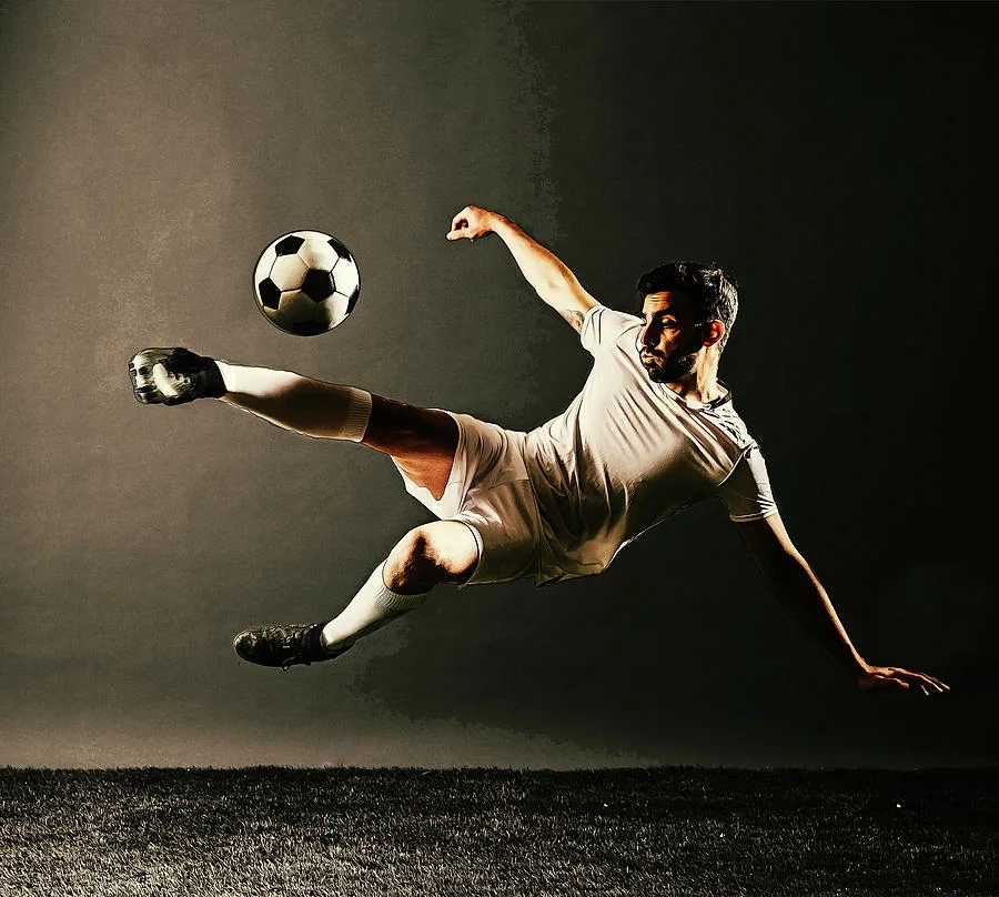 足球运动员射门瞬间展示大小球进球预测概念